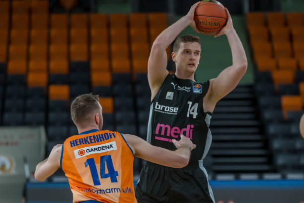 年轻选手在 年轻选手在